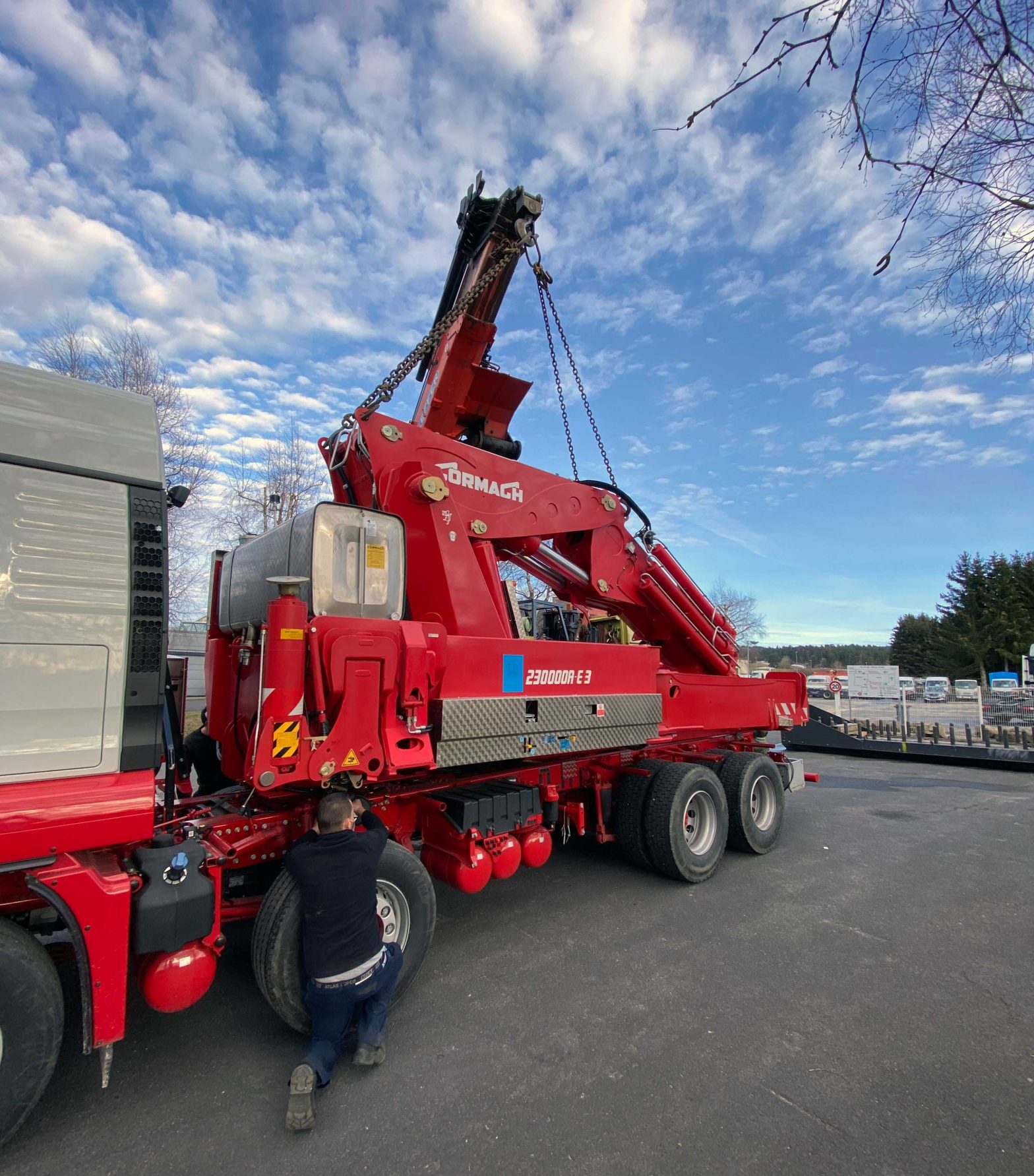 GRUE DE MANUTENTION CORMACH 230000 INSTALLEE SUR CHASSIS D'UN MAN TGS VIA UNE AUTRE GRUE DE MANUTENTION CHEZ CORNUT