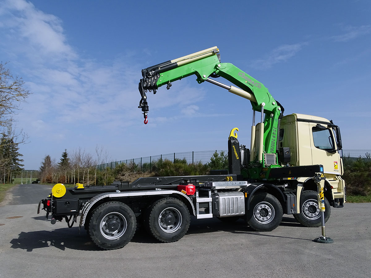 Chez CORNUT livraison d'un ensemble BRAS-DYNAMICS-CS205 et d'une GRUE-DE-LEVAGE-CORMACH-28200E6