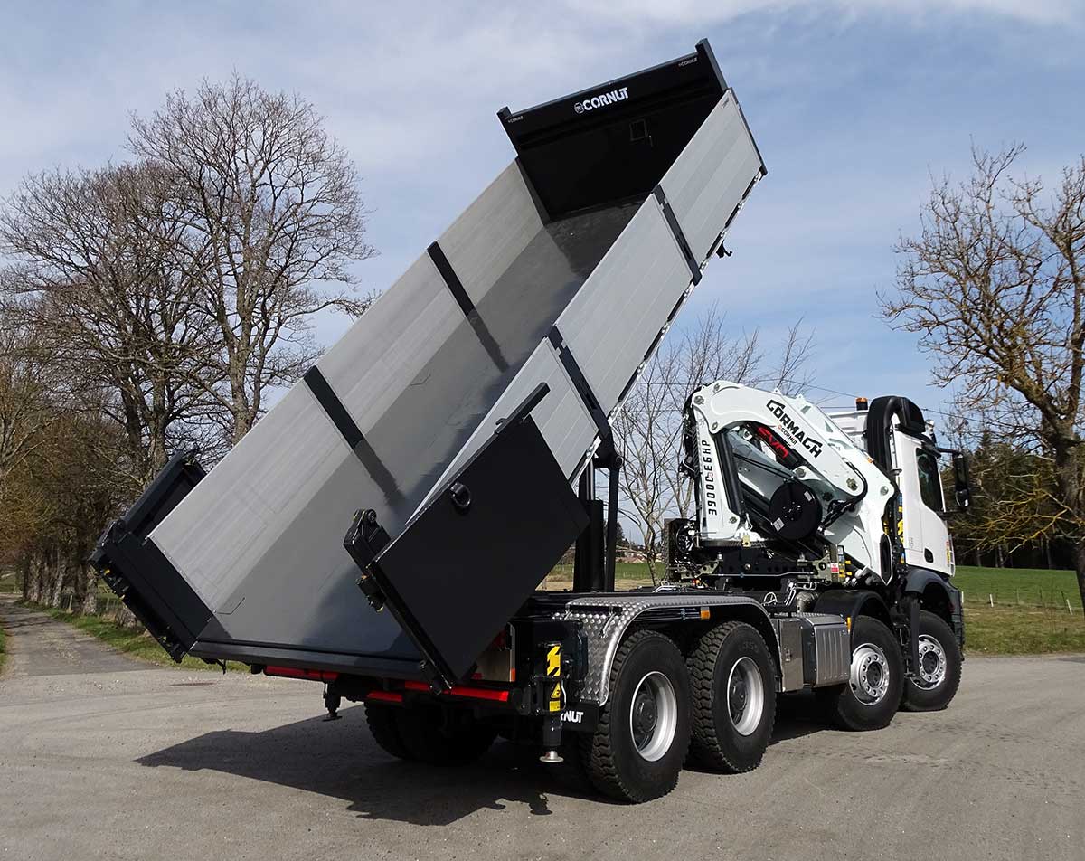 Chez CORNUT-CAMION-BENNE-porte-2-vantaux-GRUE-DE-MANUTENTION-CORMACH-39000E6