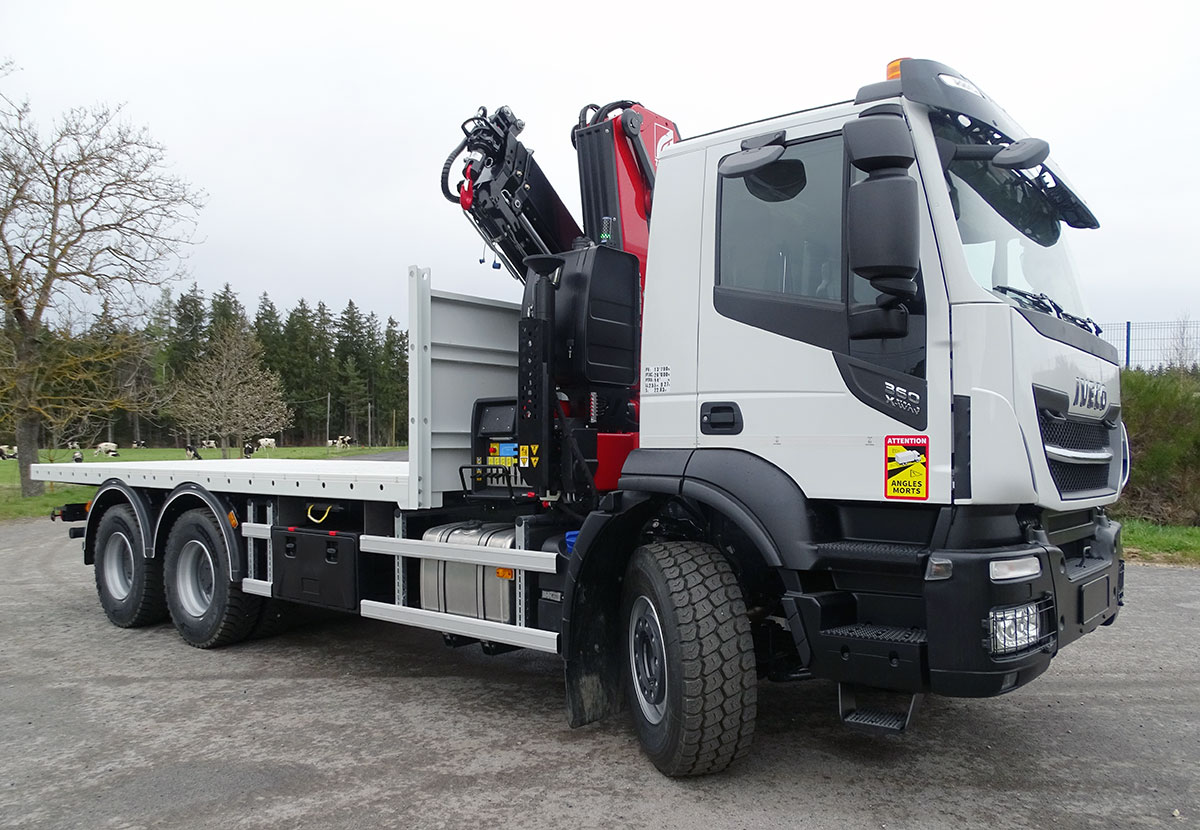 Chez cornut-camion-plateau-grue-auxiliaire-ferrari-7213