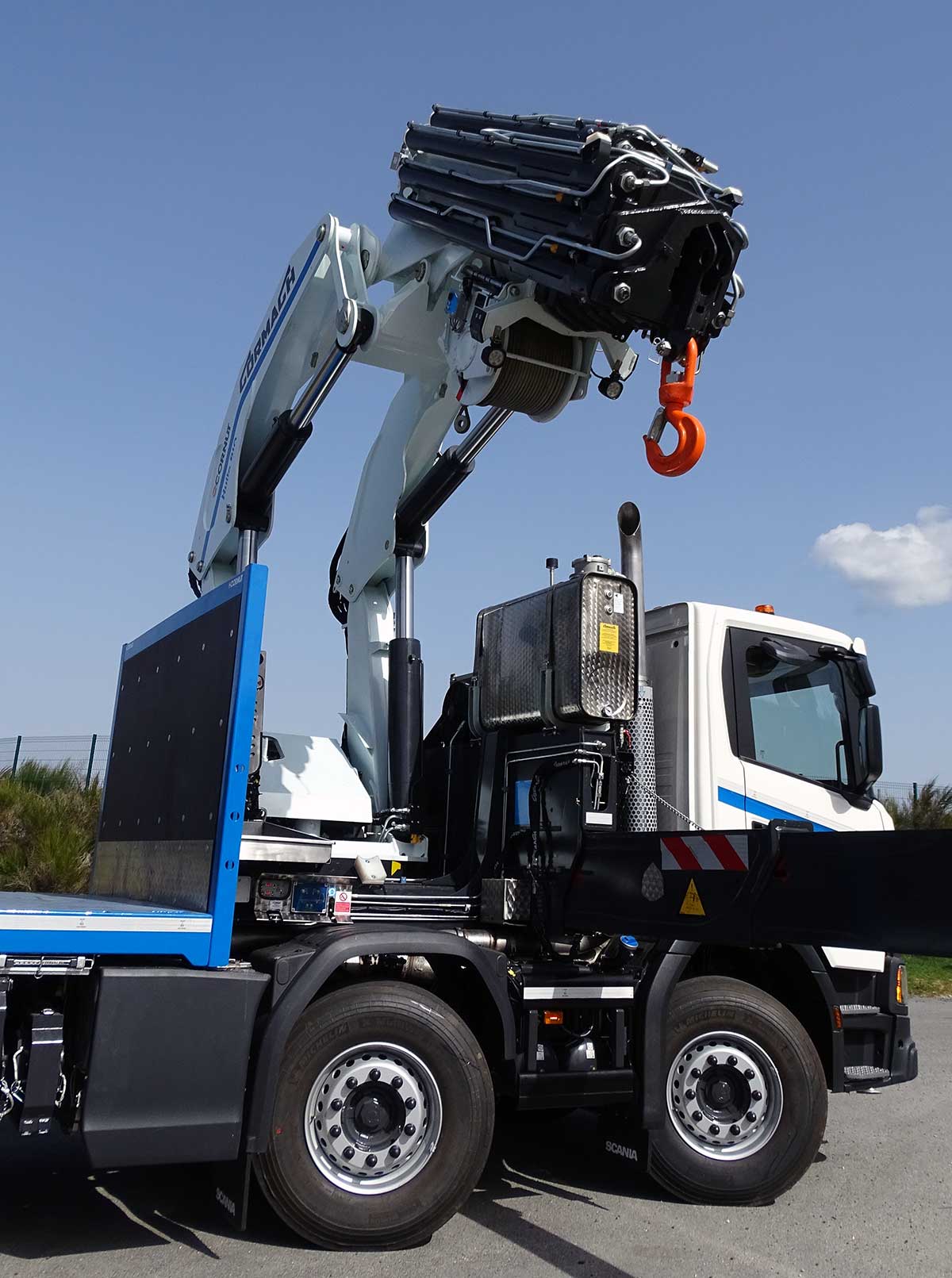 Chez CORNUT-CAMION-GRUE-DE-MANUTENTION-CORMACH-95000E9 et plateau sur mesure