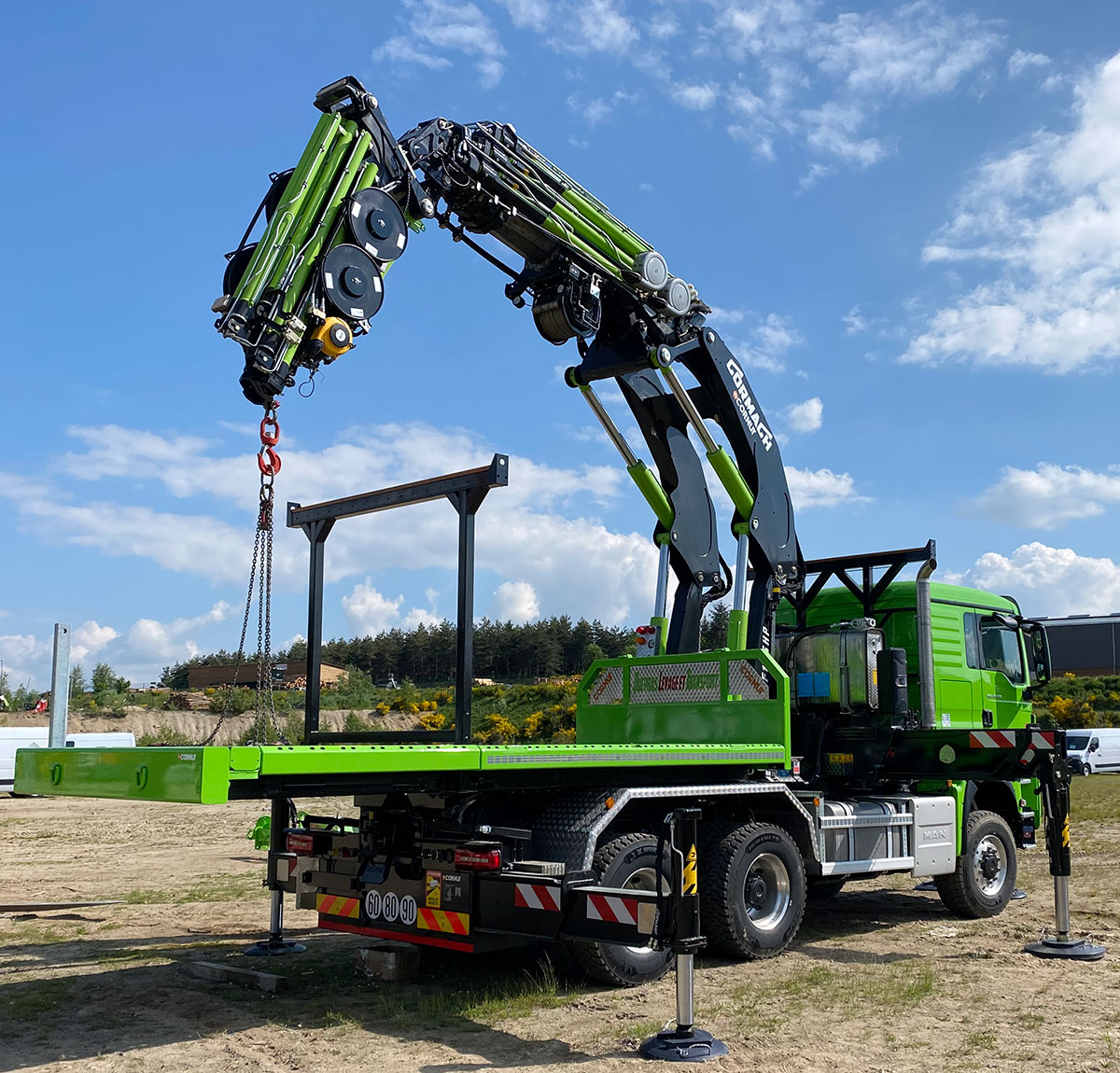 Livraison d'un camion grue CORMACH 75 000E7F186 avec plateau ! - Cornut