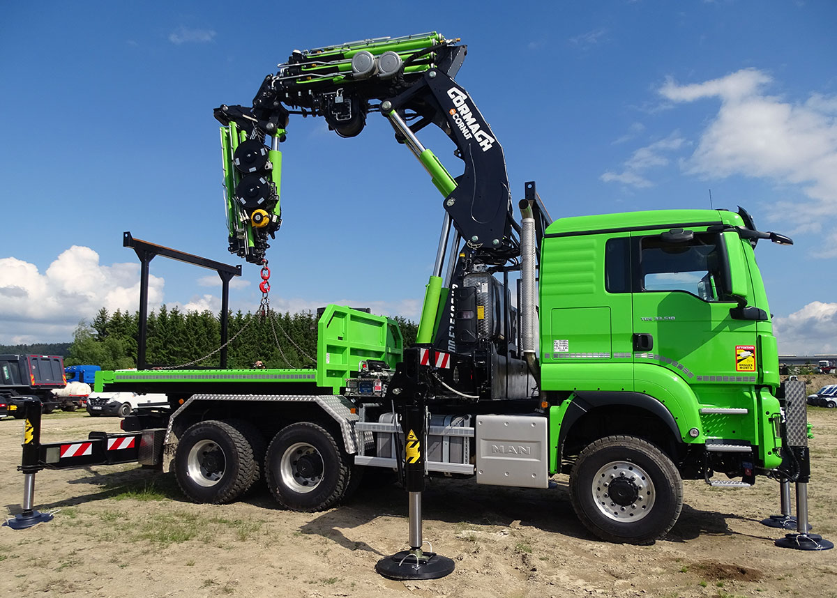 cornut-camion-grue-cormach-75000-vehicule-double-genre