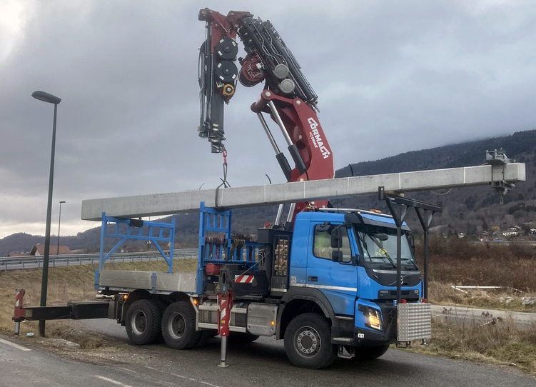 Un camion avec grue pour transporter et poser les matériaux sur