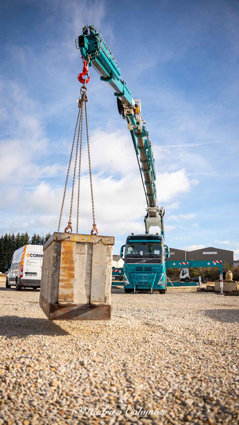 Chez CORNUT - Grue CORMACH 95 000E8F186 avec plateau sur mesure avec charge sur l'avant de la cabine