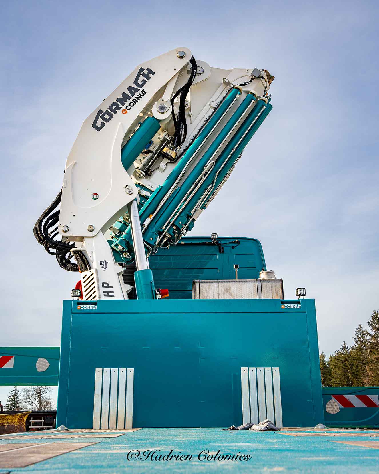 Chez CORNUT - Grue CORMACH 95 000E8F186 avec plateau sur mesure en repliement