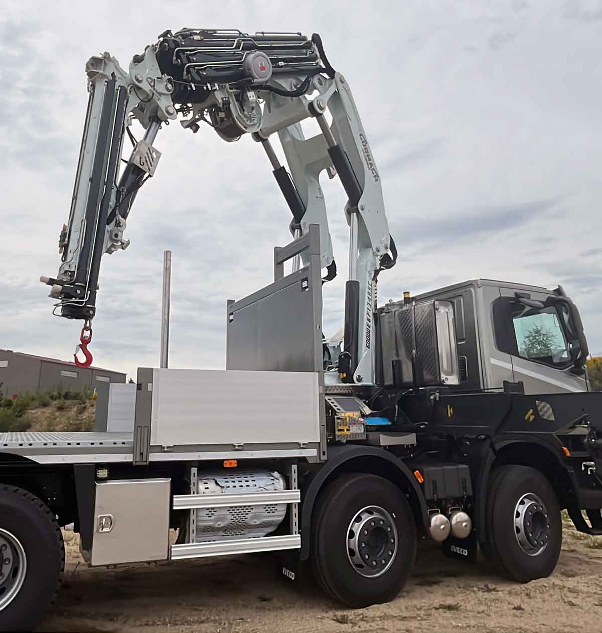 chez-cornut-carrosserie-industrielle-cormach-grue-de-levage-60000e6f134-iveco