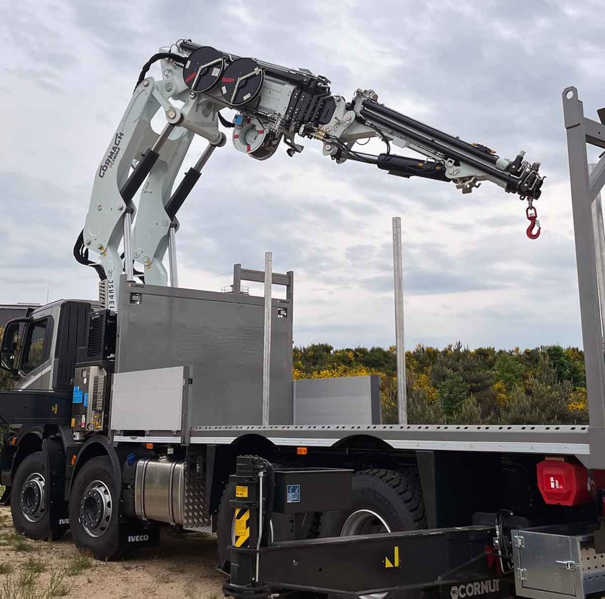 chez-cornut-carrosserie-industrielle-grue-de-levage-cormach-60000e6f134-iveco-1184x1440