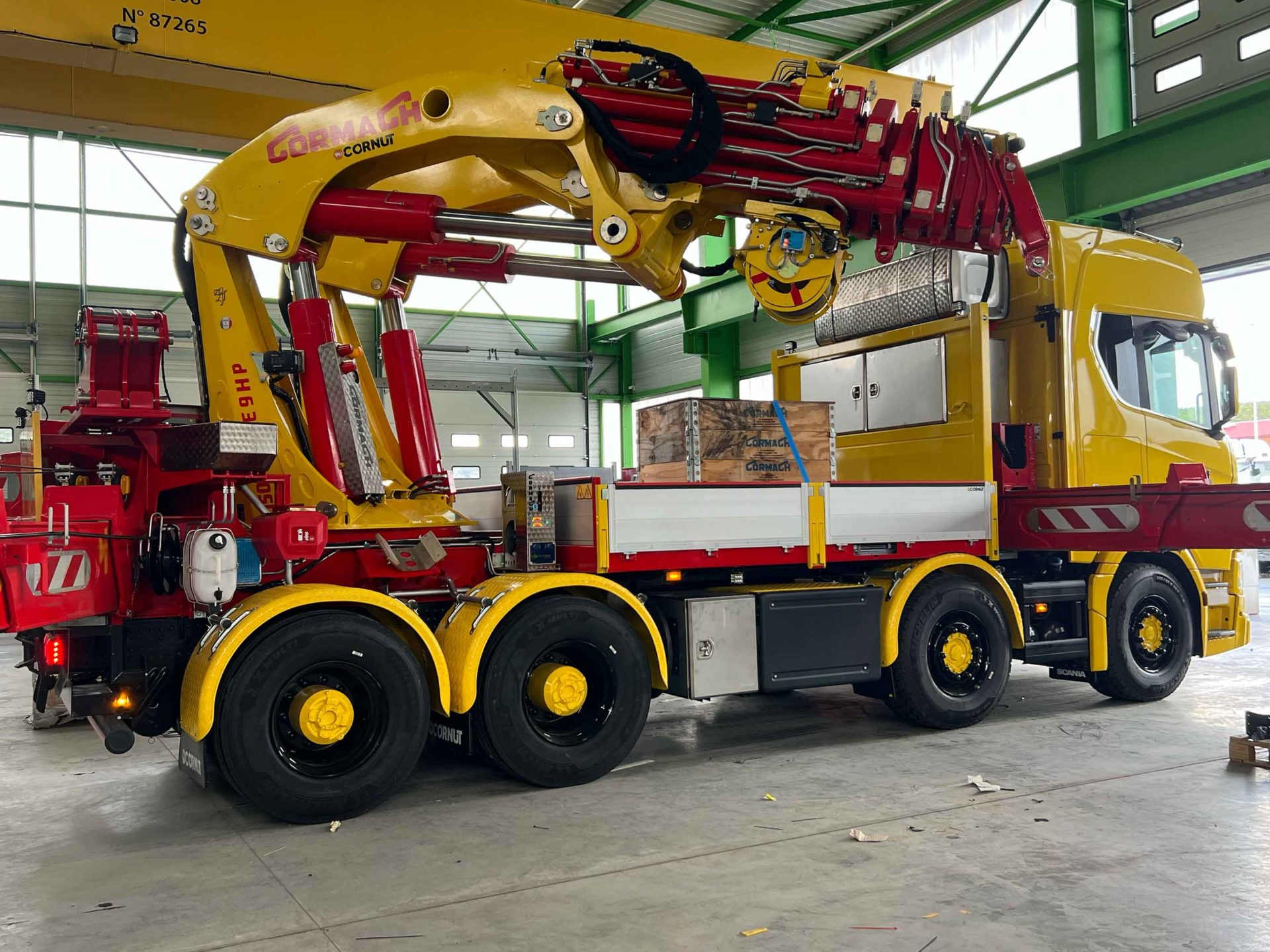 chez-cornut-carrosserie-industrielle-grue-de-manutention-cormach-150000xe9-sur-scania-v8-manoeuvrabilite-usine-1920x1440