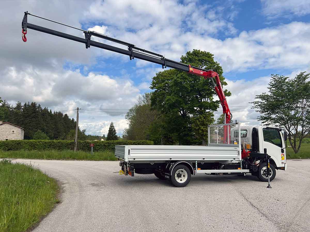 CHEZ CORNUT Grue de manutention FERRARI 543A4 sur ISUZU