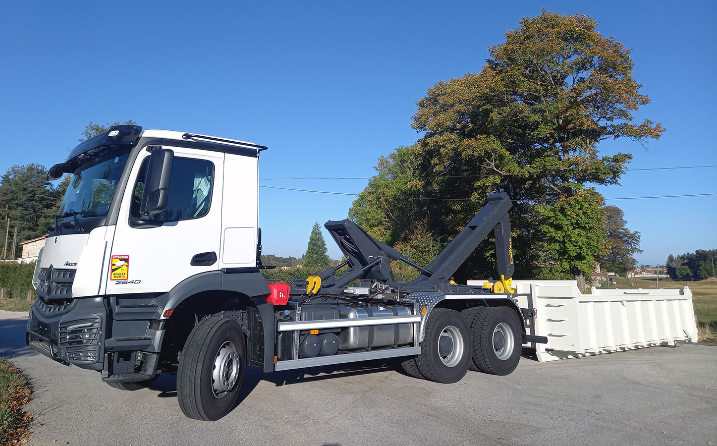 CHEZ-CORNUT-CARROSSERIE-INDUSTRIELLE-BRAS-HYDRAULIQUE-DYNAMICS-CS0205-benne-amovible-sur-berce-DEPOSE-mercedes-benz