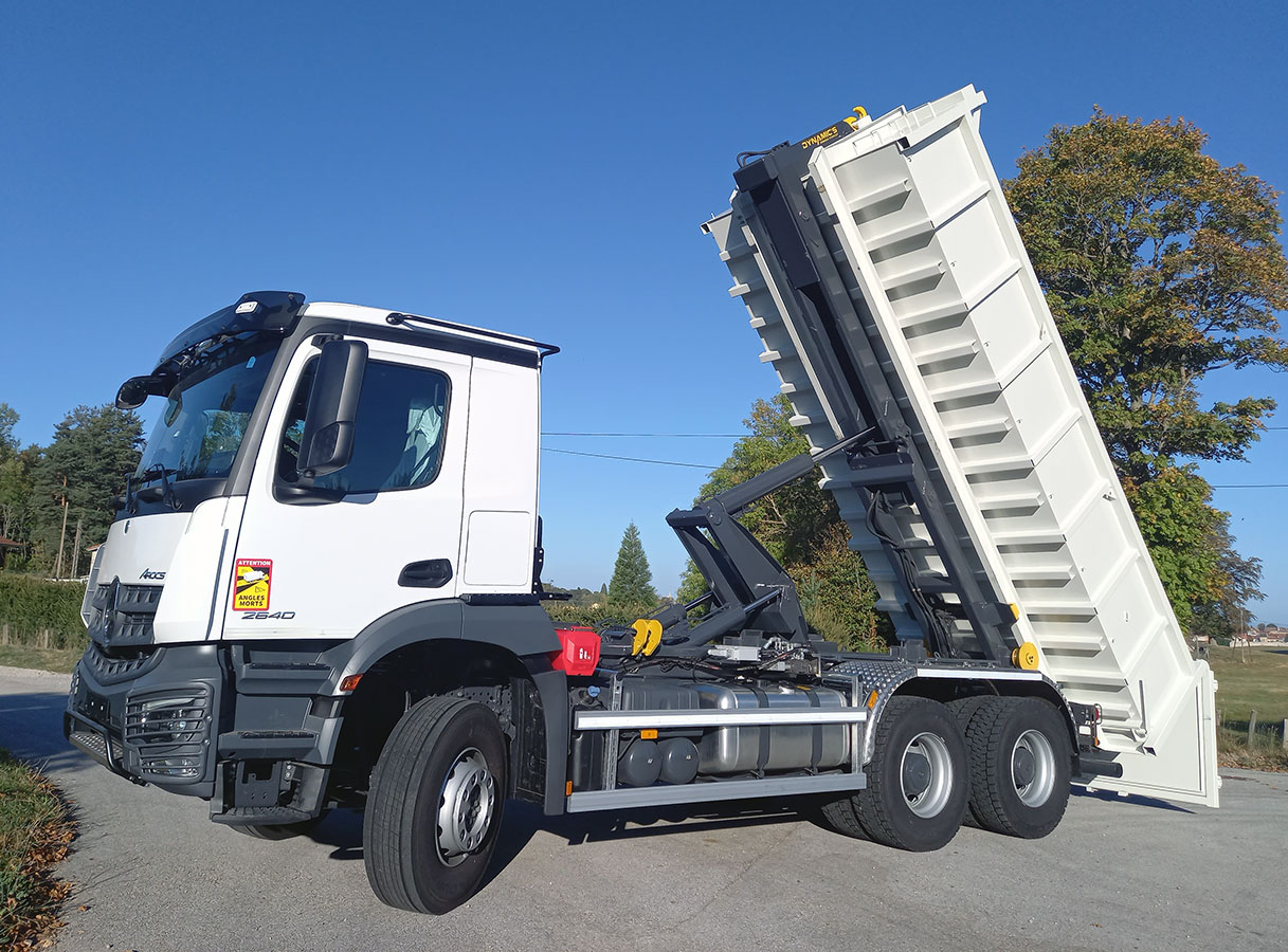 CHEZ-CORNUT-CARROSSERIE-INDUSTRIELLE-BRAS-HYDRAULIQUE-DYNAMICS-CS0205-benne-amovible-sur-berce-bennage-mercedes-benz