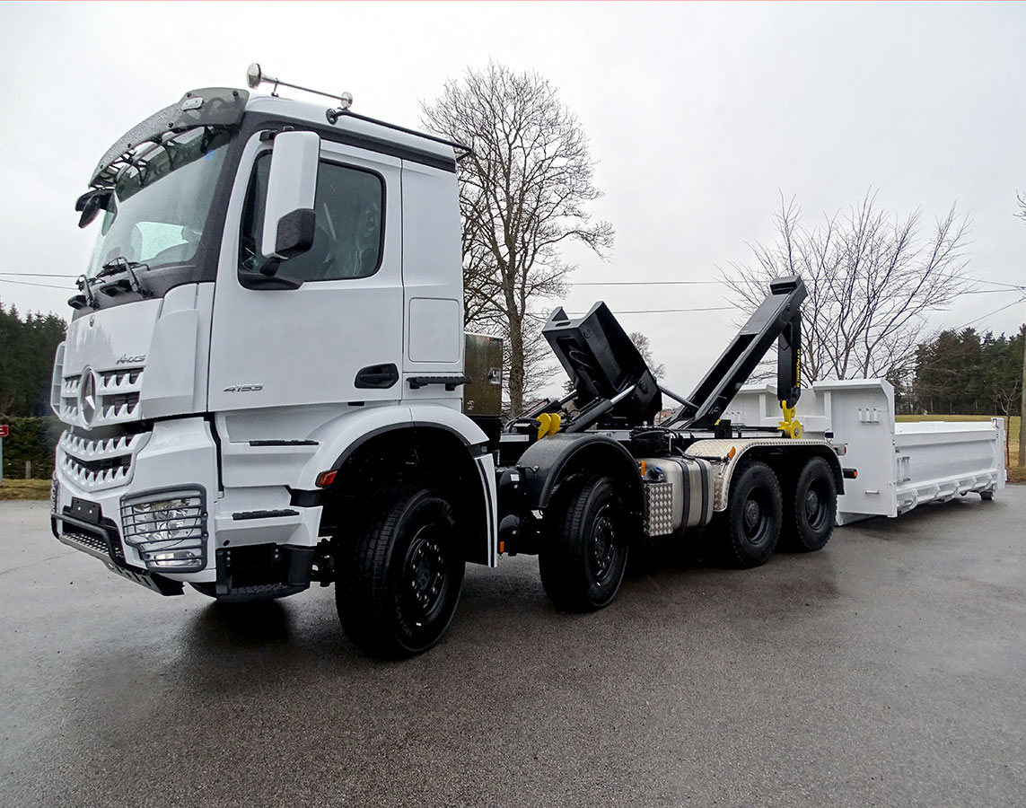 CHEZ-CORNUT-CARROSSERIE-INDUSTRIELLE-BRAS-HYDRAULIQUE-DYNAMICS-CS0265A68-benne-amovible-sur-berce-depose-totale-mercedes-benz