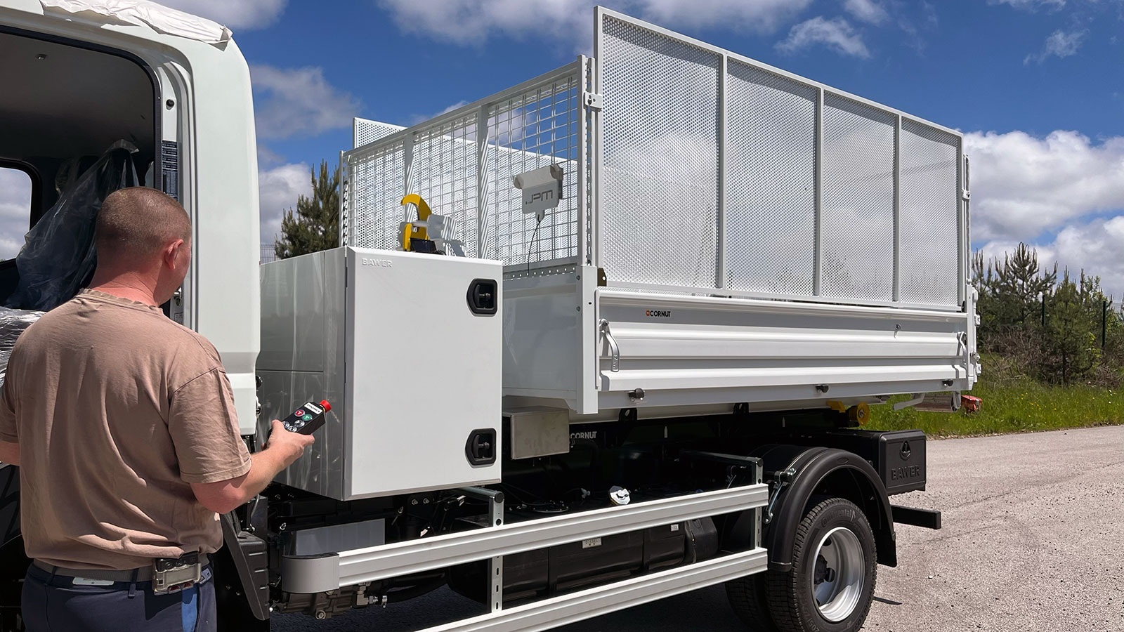 CHEZ-CORNUT-CARROSSERIE-INDUSTRIELLE-BRAS-HYDRAULIQUE-DYNAMICS-CS040-radiocommande-depose-benne-amovible-sur-berce