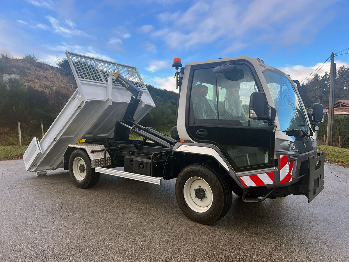 CHEZ-CORNUT-CARROSSERIE-INDUSTRIELLE-BRAS-HYDRAULIQUE-DYNAMICS-CS040C-lindner-unitrac-semi depose-benne-sur-berce