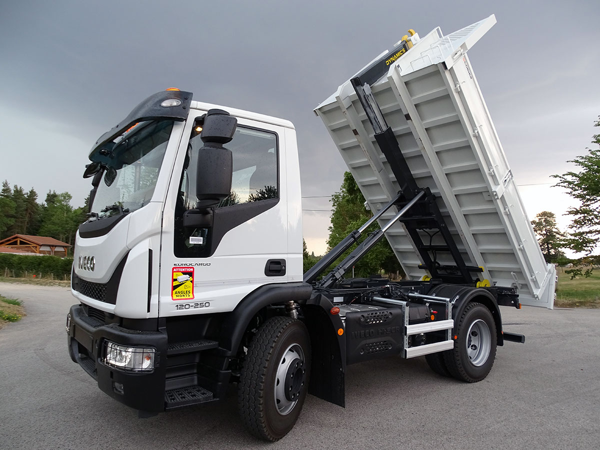 CHEZ-CORNUT-CARROSSERIE-INDUSTRIELLE-BRAS-HYDRAULIQUE-DYNAMICS-CS070-bennage-benne-amovible-sur-berce-iveco