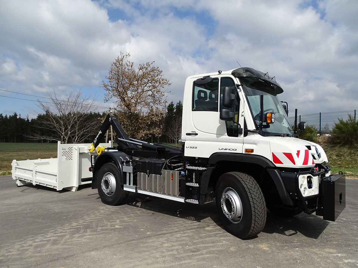 CHEZ-CORNUT-CARROSSERIE-INDUSTRIELLE-BRAS-HYDRAULIQUE-DYNAMICS-CS070-benne-amovible-sur-berce-UNIMOG