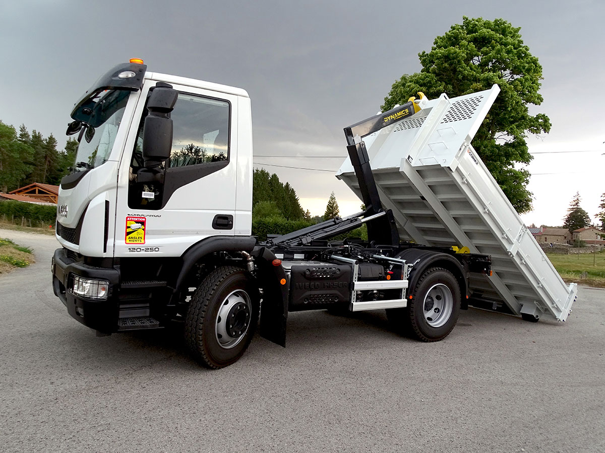 CHEZ-CORNUT-CARROSSERIE-INDUSTRIELLE-BRAS-HYDRAULIQUE-DYNAMICS-CS070-benne-amovible-sur-berce-iveco