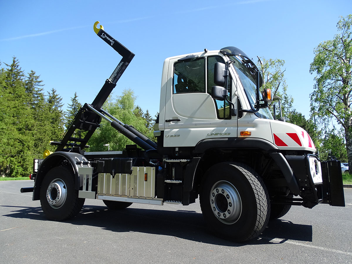 CHEZ-CORNUT-CARROSSERIE-INDUSTRIELLE-BRAS-HYDRAULIQUE-DYNAMICS-CS070CC-benne-amovible-sur-berce