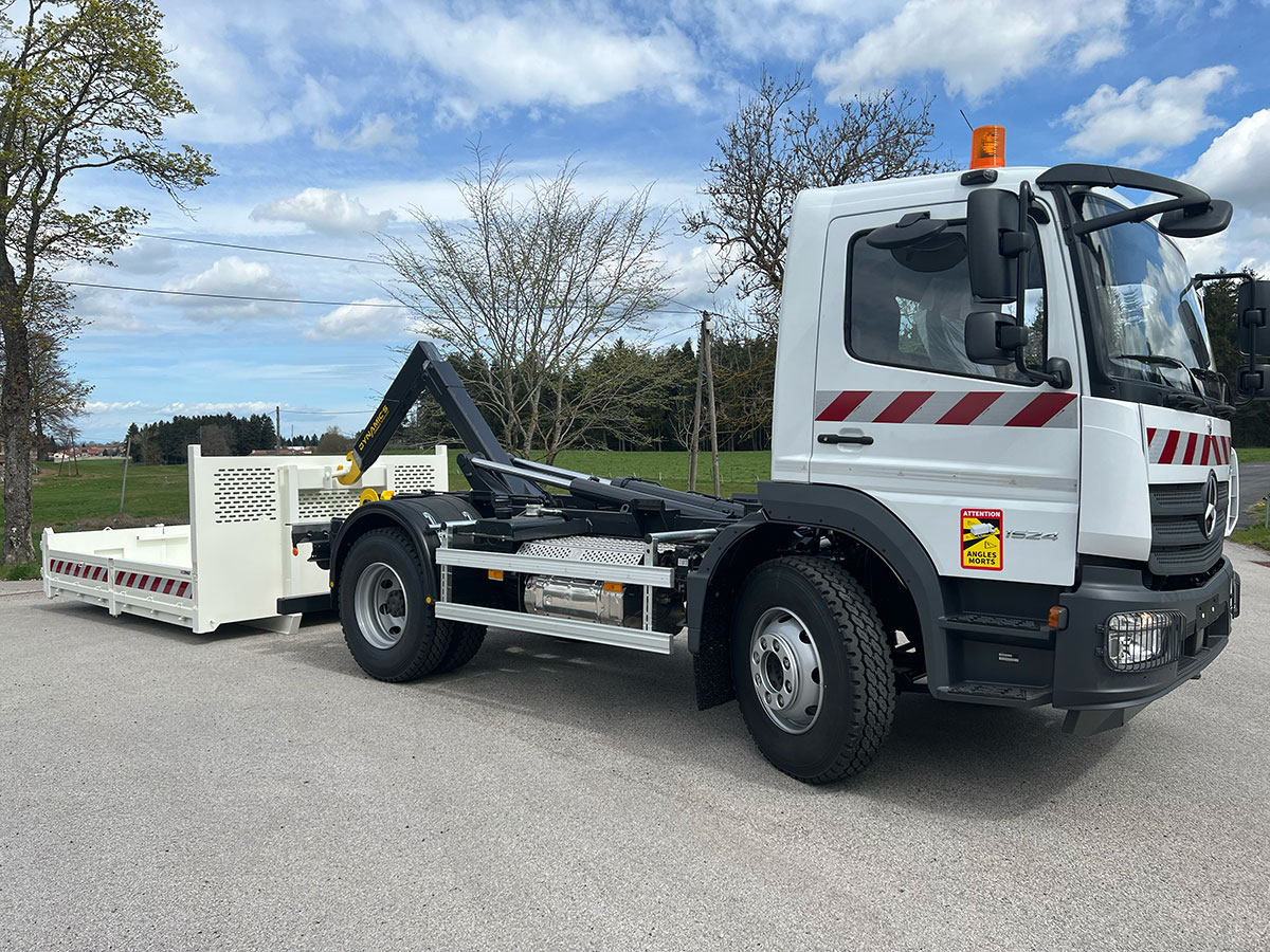 CHEZ-CORNUT-CARROSSERIE-INDUSTRIELLE-BRAS-HYDRAULIQUE-DYNAMICS-CS090-benne-amovible-sur-berce-DEPOSE-totale-mercedes-benz