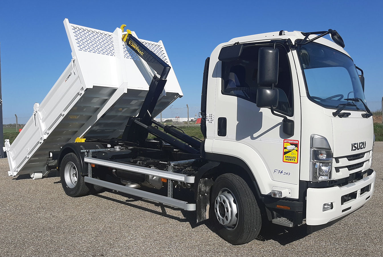 CHEZ-CORNUT-CARROSSERIE-INDUSTRIELLE-BRAS-HYDRAULIQUE-DYNAMICS-CS090-benne-amovible-sur-berce-ISUZU