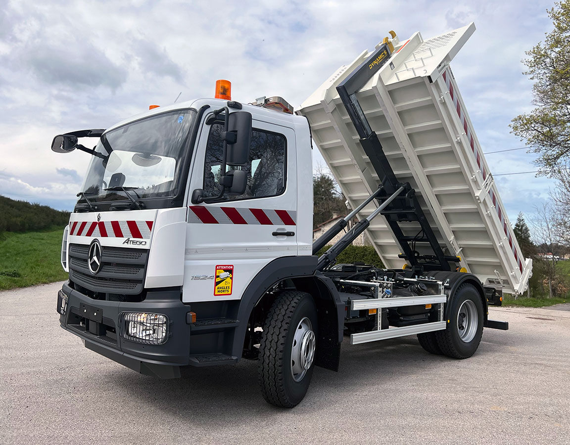 CHEZ-CORNUT-CARROSSERIE-INDUSTRIELLE-BRAS-HYDRAULIQUE-DYNAMICS-CS090-benne-amovible-sur-berce-bennage-mercedes-benz