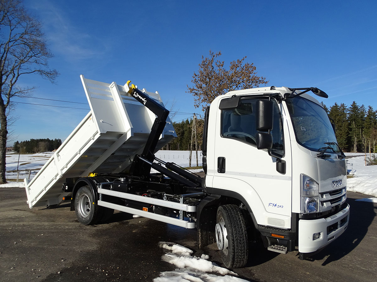 CHEZ-CORNUT-CARROSSERIE-INDUSTRIELLE-BRAS-HYDRAULIQUE-DYNAMICS-CS090C-benne-amovible-sur-berce-ISUZU