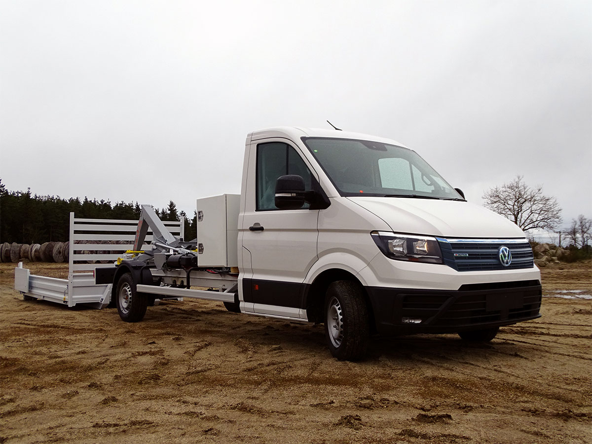 CHEZ-CORNUT-CARROSSERIE-INDUSTRIELLE-BRAS-HYDRAULIQUE-DYNAMICS-D-volkswagen-crafter-depose-totale-benne-sur-berce