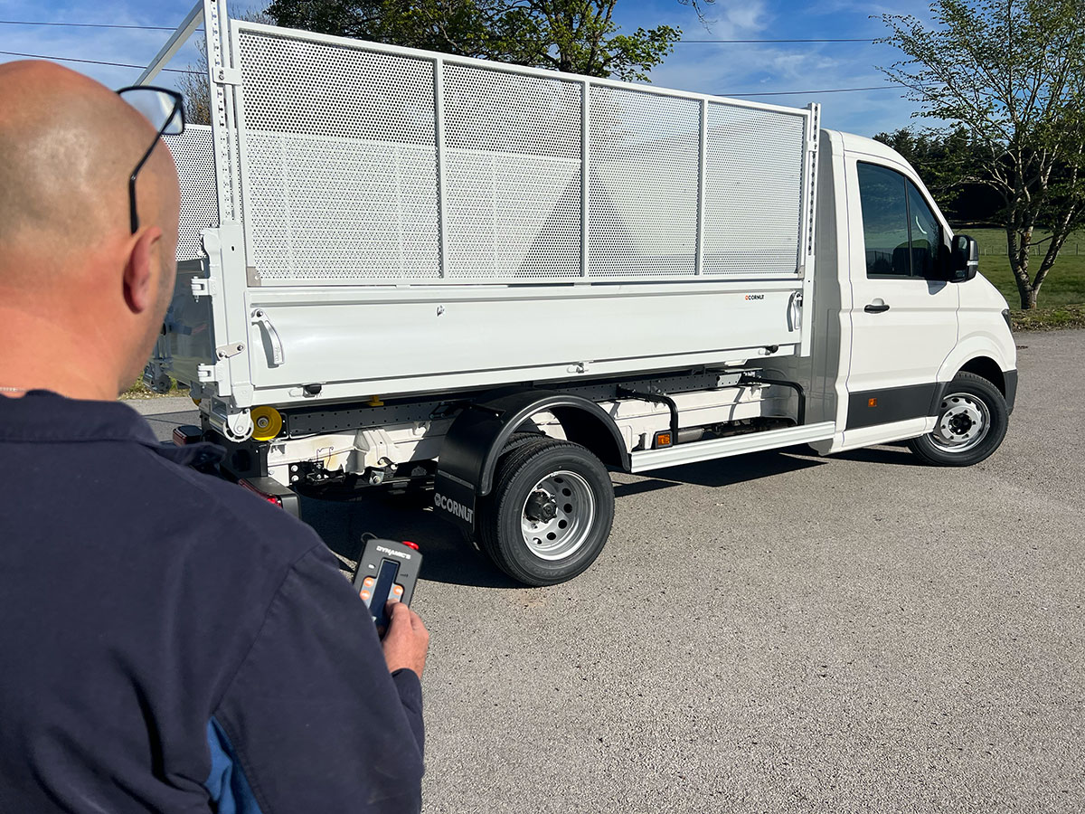 CHEZ-CORNUT-CARROSSERIE-INDUSTRIELLE-BRAS-HYDRAULIQUE-DYNAMICS-D-volkswagen-crafter-radiocommande-benne-sur-berce