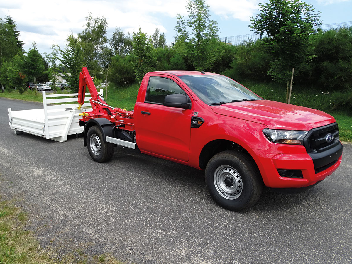 CHEZ-CORNUT-CARROSSERIE-INDUSTRIELLE-BRAS-HYDRAULIQUE-DYNAMICS-D20-ford-RANGER-DEPOSE-benne-sur-berce