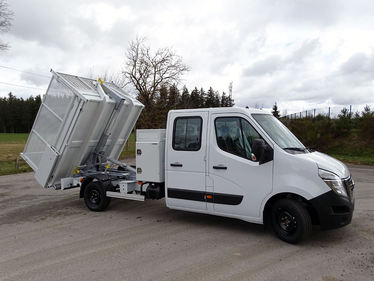 CHEZ-CORNUT-CARROSSERIE-INDUSTRIELLE-BRAS-HYDRAULIQUE-DYNAMICS-D20-nissan-double-cabine-coffre-bennage-benne-sur-berce