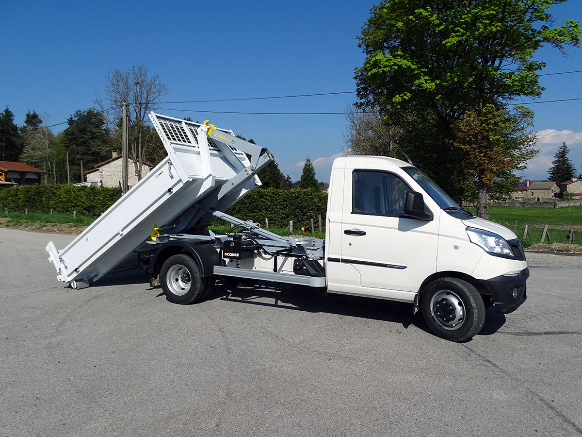 CHEZ-CORNUT-CARROSSERIE-INDUSTRIELLE-BRAS-HYDRAULIQUE-DYNAMICS-D20-piaggio-np6-semi-depose-benne-sur-berce