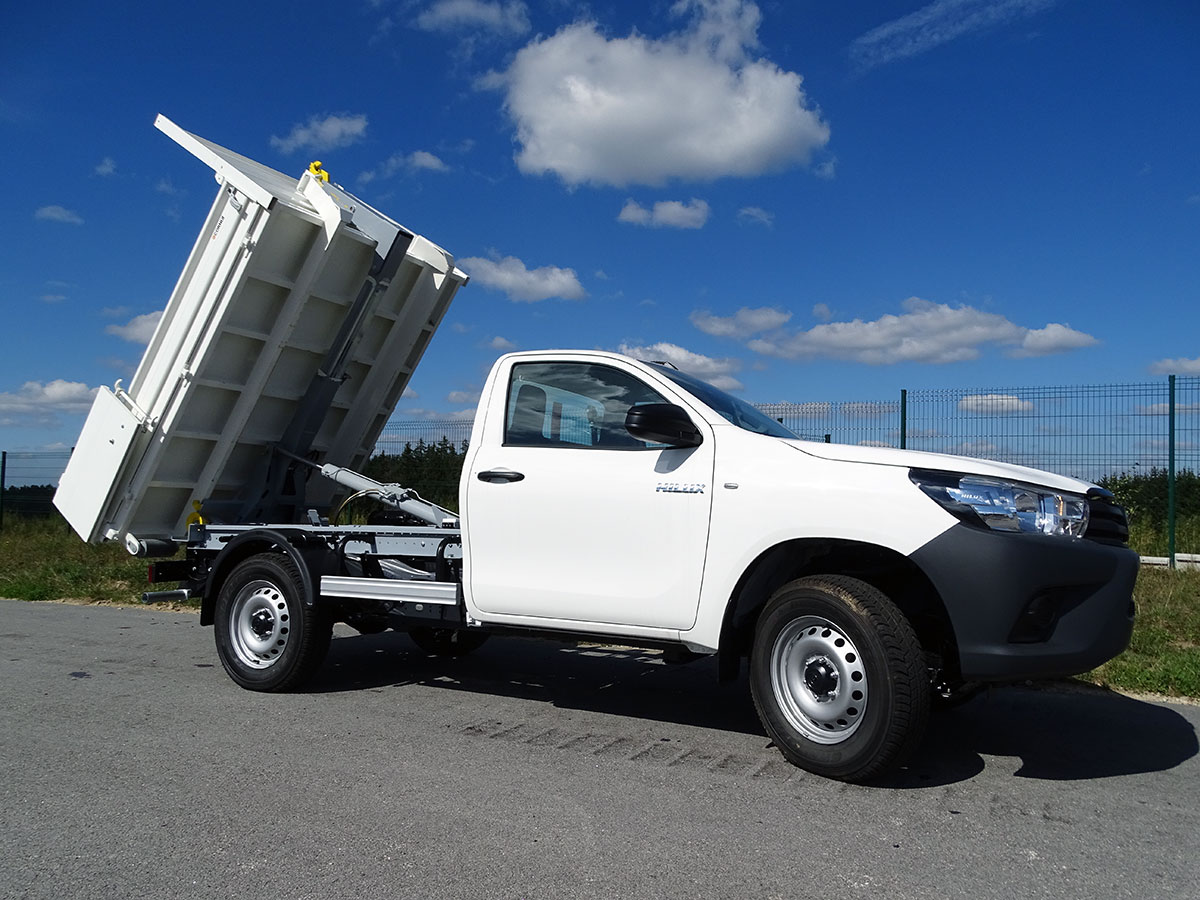 CHEZ-CORNUT-CARROSSERIE-INDUSTRIELLE-BRAS-HYDRAULIQUE-DYNAMICS-D20-pick-up-toyota-hilux-bennage-benne-sur-berce