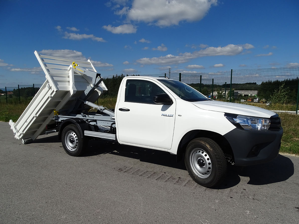 CHEZ-CORNUT-CARROSSERIE-INDUSTRIELLE-BRAS-HYDRAULIQUE-DYNAMICS-D20-pick-up-toyota-hilux-semi-depose-benne-sur-berce