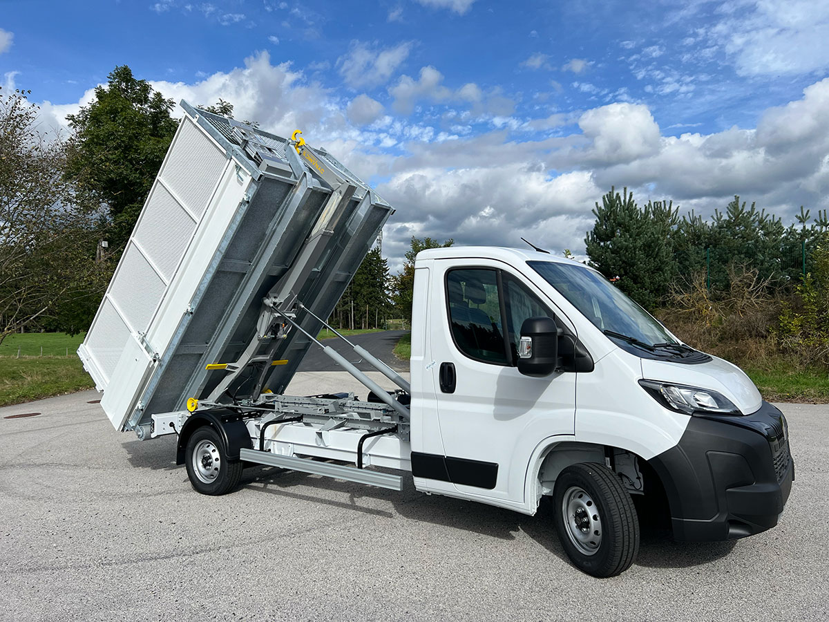 CHEZ-CORNUT-CARROSSERIE-INDUSTRIELLE-BRAS-HYDRAULIQUE-DYNAMICS-D25-PEUGEOT-BOXER-bennage-benne-sur-berce-dynamacs-acier-rehausse-grillage