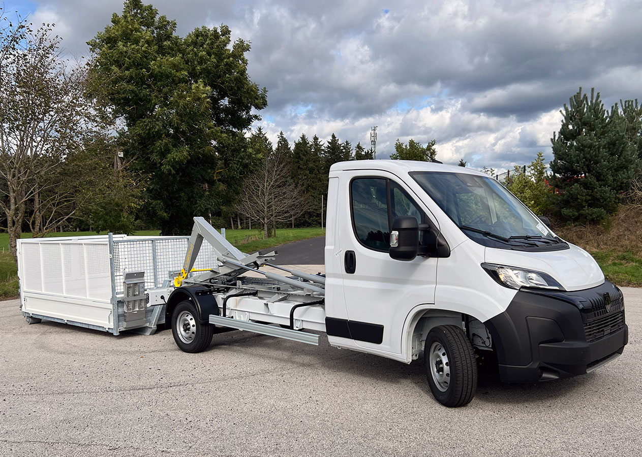 CHEZ-CORNUT-CARROSSERIE-INDUSTRIELLE-BRAS-HYDRAULIQUE-DYNAMICS-D25-PEUGEOT-BOXER-depose-totale-benne-sur-berce-dynamacs-acier-rehausse-grillage