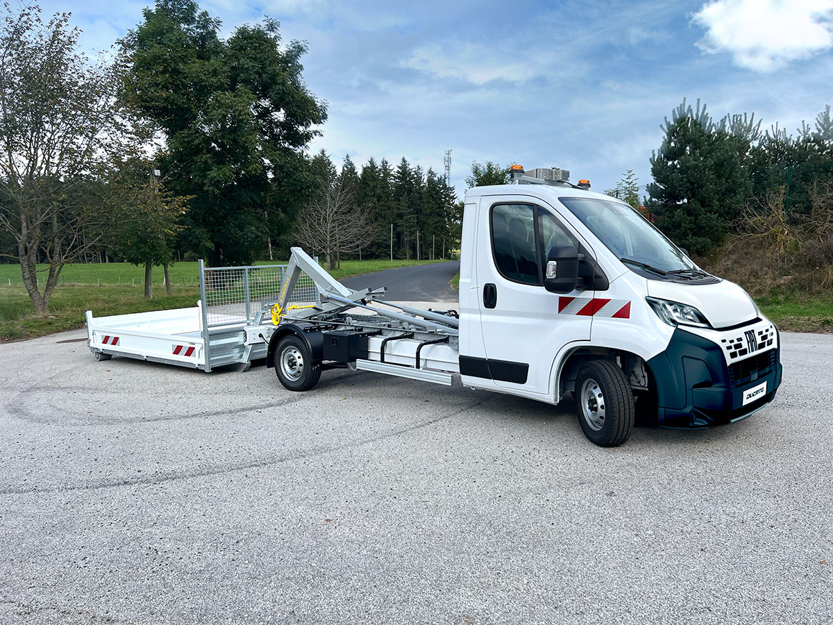 CHEZ-CORNUT-CARROSSERIE-INDUSTRIELLE-BRAS-HYDRAULIQUE-DYNAMICS-D25-fiat-ducato-DEPOSE-totale