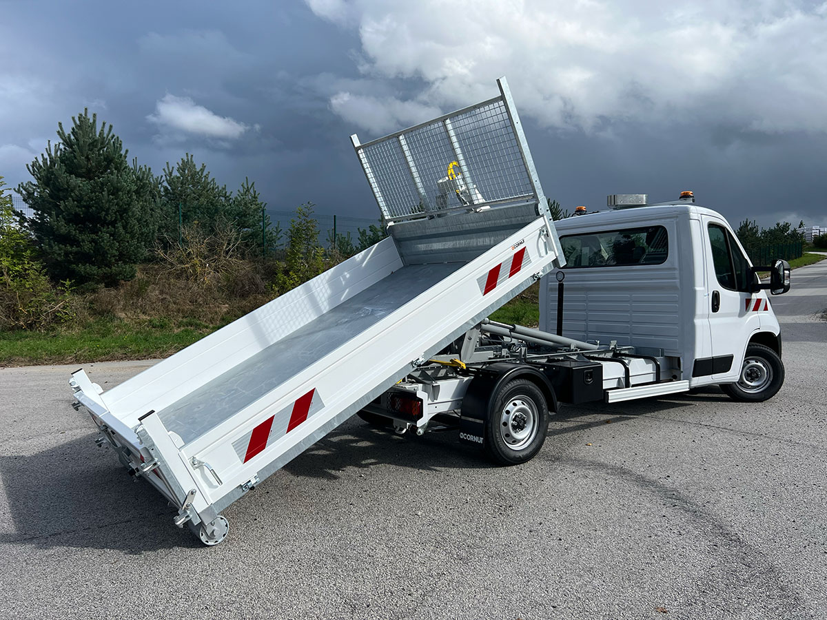 CHEZ-CORNUT-CARROSSERIE-INDUSTRIELLE-BRAS-HYDRAULIQUE-DYNAMICS-D25-fiat-ducato-semi-DEPOSE