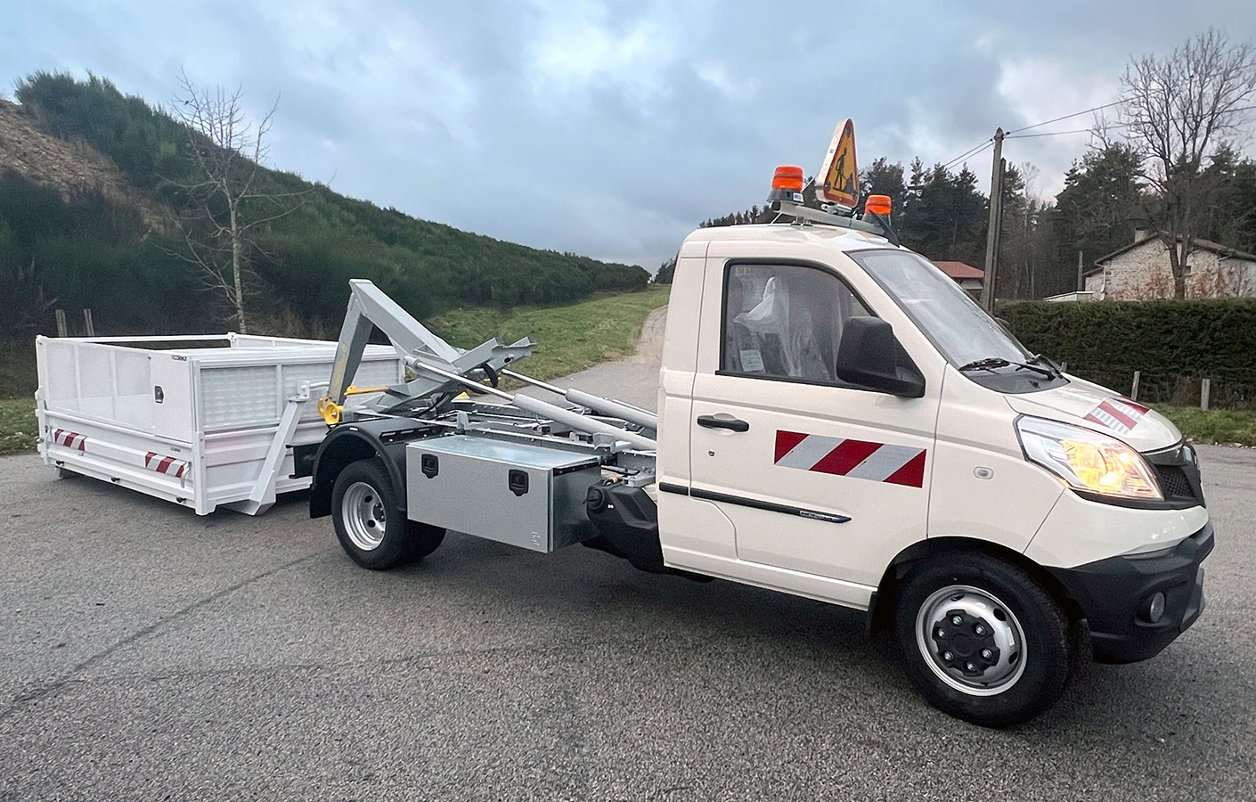 CHEZ-CORNUT-CARROSSERIE-INDUSTRIELLE-BRAS-HYDRAULIQUE-DYNAMICS-D25-piaggio-np6-depose-totale-benne-sur-berce