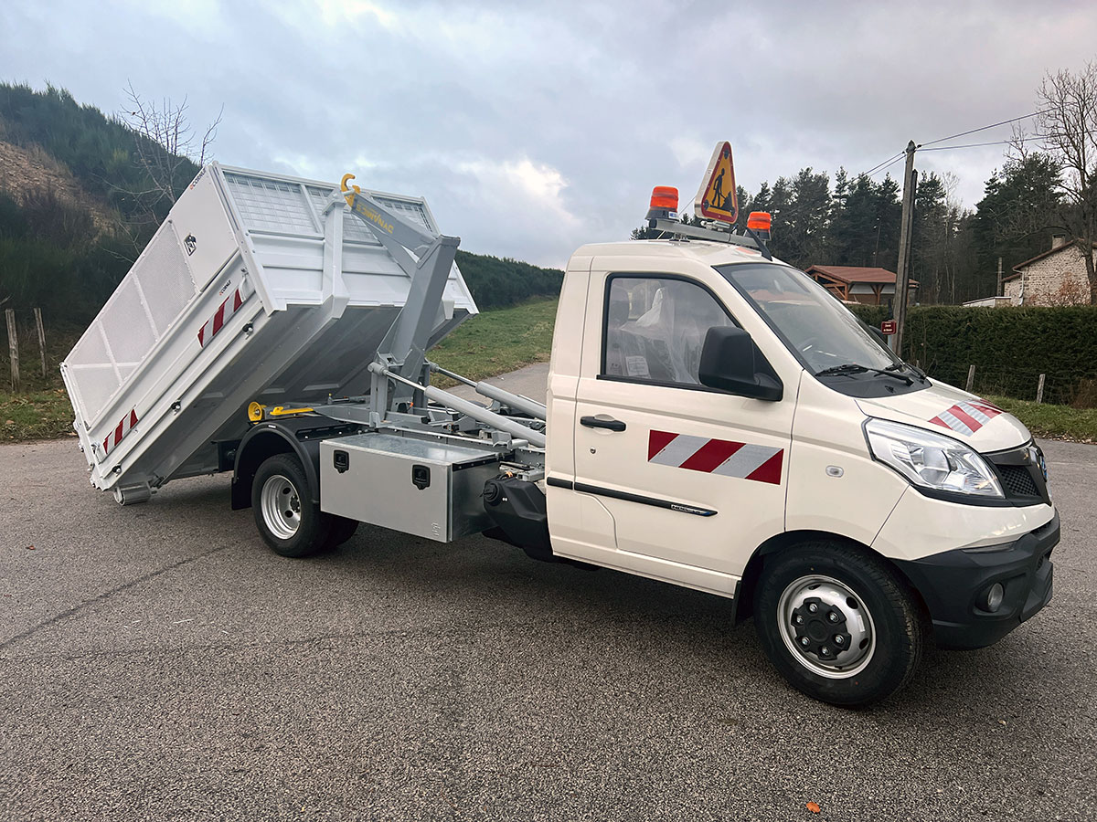 CHEZ-CORNUT-CARROSSERIE-INDUSTRIELLE-BRAS-HYDRAULIQUE-DYNAMICS-D25-piaggio-np6-semi-depose-benne-sur-berce