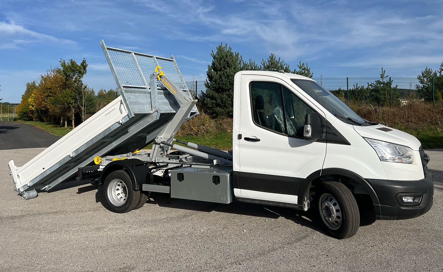 CHEZ-CORNUT-CARROSSERIE-INDUSTRIELLE-BRAS-HYDRAULIQUE-DYNAMICS-D30-ford-transit-semi DEPOSE-benne-sur-berce