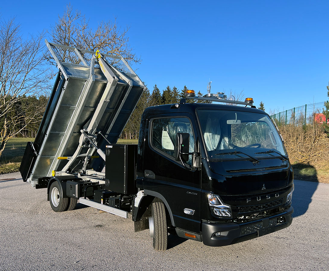 CHEZ-CORNUT-CARROSSERIE-INDUSTRIELLE-BRAS-HYDRAULIQUE-DYNAMICS-D40-fuso-canter-bennage-benne-sur-berce-dynamacs-acier-noire