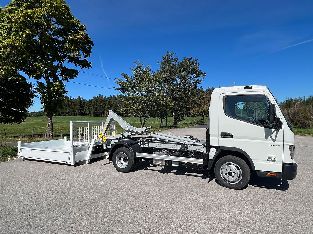 CHEZ-CORNUT-CARROSSERIE-INDUSTRIELLE-BRAS-HYDRAULIQUE-DYNAMICS-D30-fuso-canter-depose-totale-benne-sur-berce