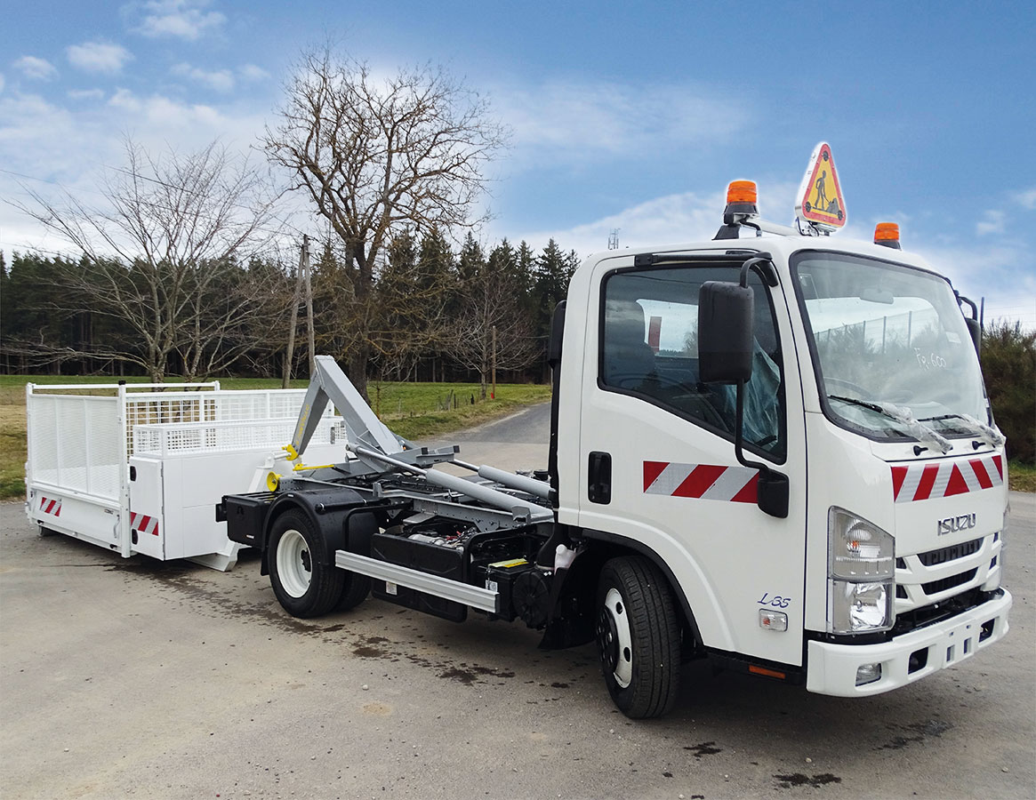 CHEZ-CORNUT-CARROSSERIE-INDUSTRIELLE-BRAS-HYDRAULIQUE-DYNAMICS-D30-isuzu-l35-depose-totale-benne-sur-berce