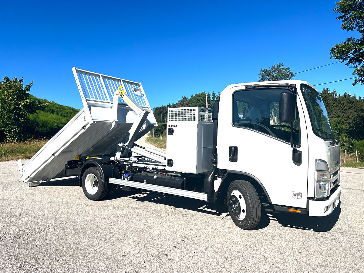 CHEZ-CORNUT-CARROSSERIE-INDUSTRIELLE-BRAS-HYDRAULIQUE-DYNAMICS-D30-isuzu-m27-semi-depose-benne-sur-berce