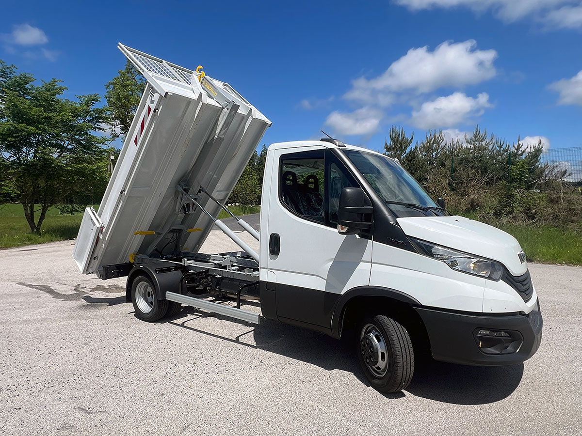 CHEZ-CORNUT-CARROSSERIE-INDUSTRIELLE-BRAS-HYDRAULIQUE-DYNAMICS-D30-iveco-daily-bennage-benne-sur-berce