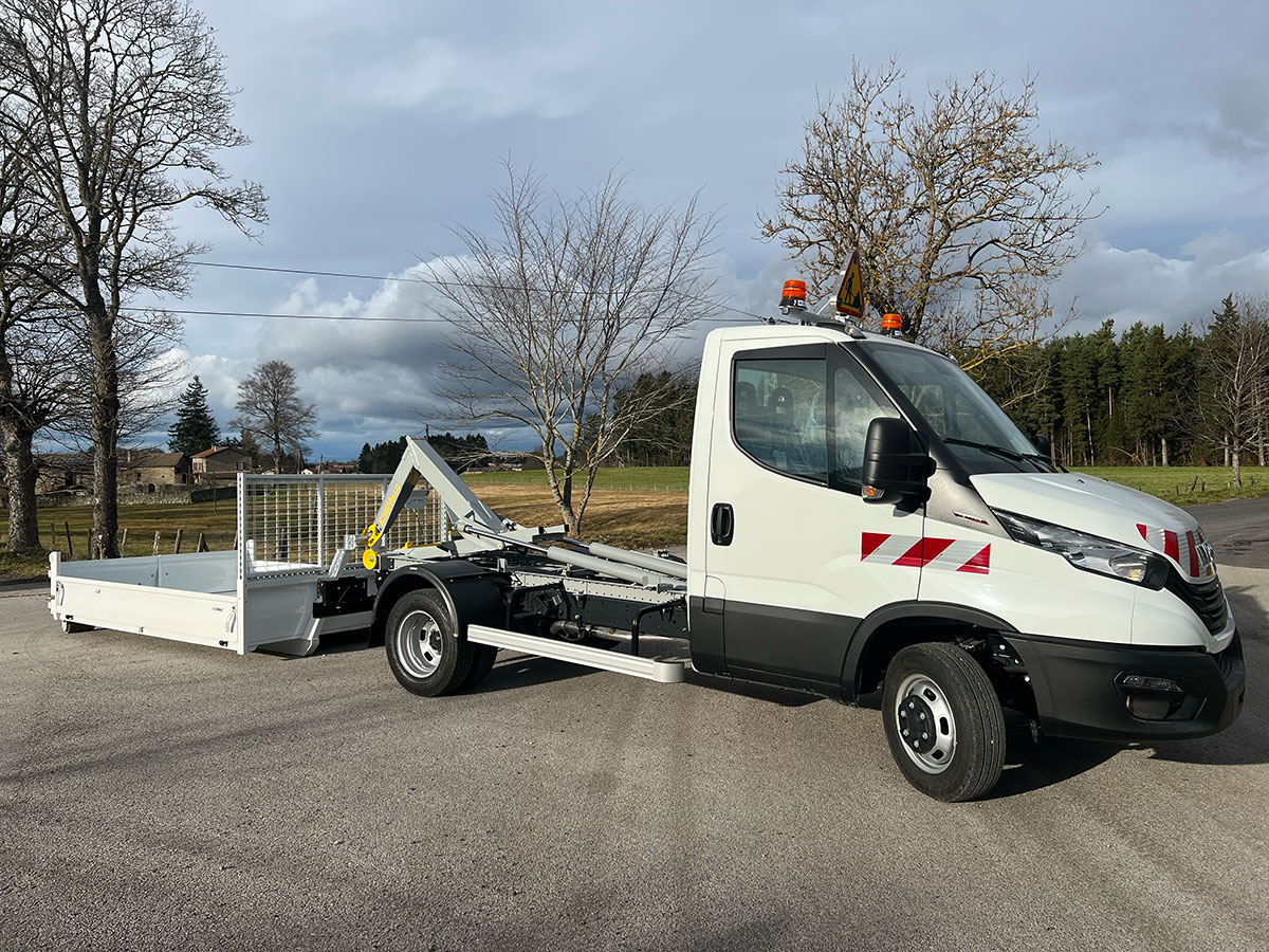 CHEZ-CORNUT-CARROSSERIE-INDUSTRIELLE-BRAS-HYDRAULIQUE-DYNAMICS-D30-iveco-daily-depose-benne-sur-berce