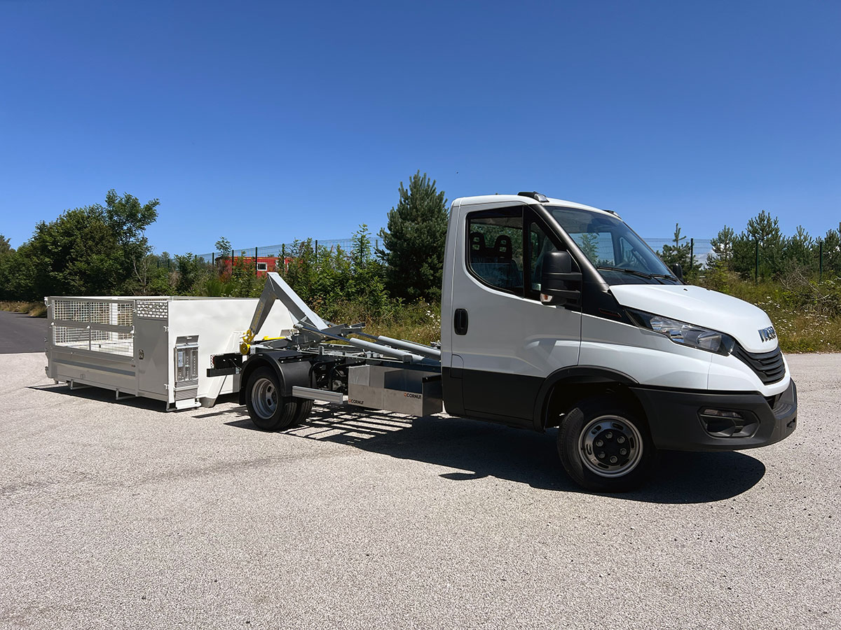 CHEZ-CORNUT-CARROSSERIE-INDUSTRIELLE-BRAS-HYDRAULIQUE-DYNAMICS-D30-iveco-daily-depose-totale-benne-sur-berce