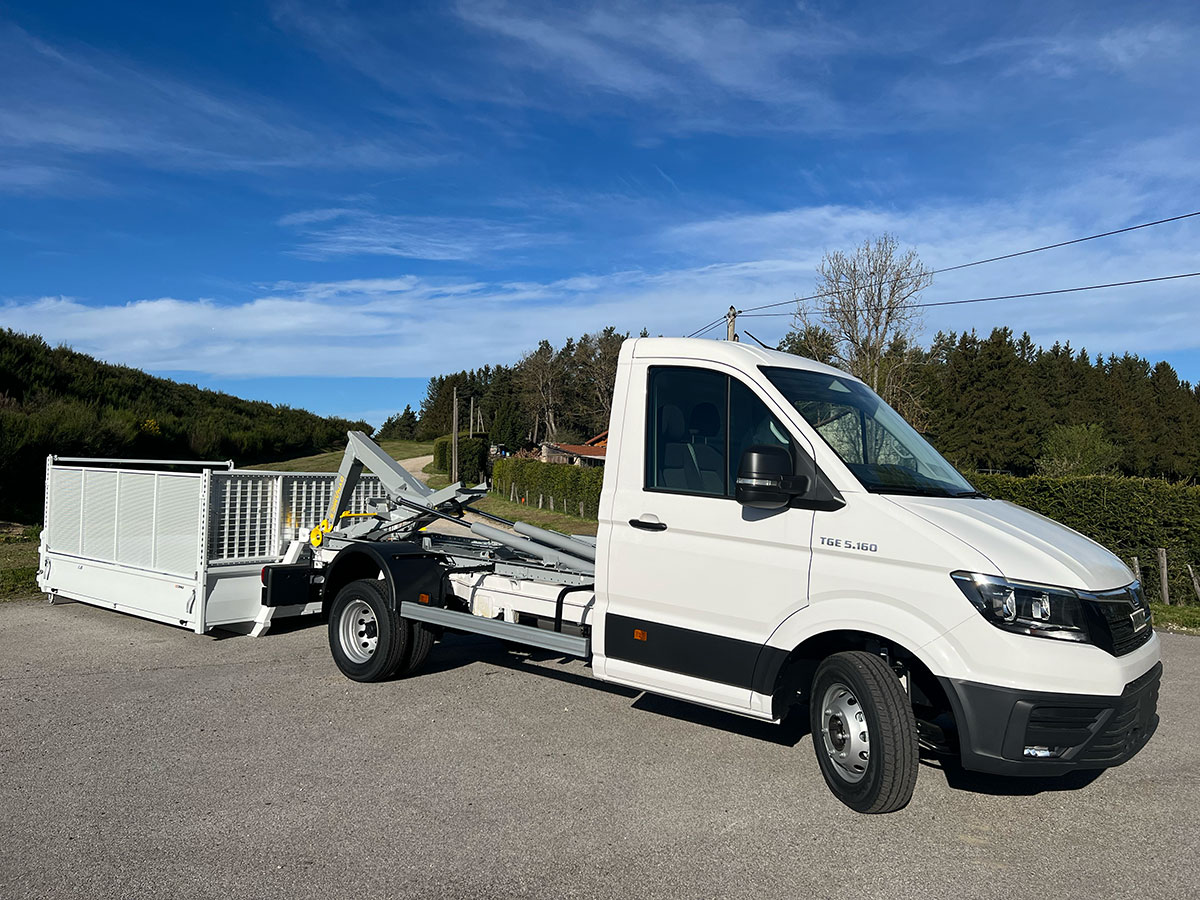 CHEZ-CORNUT-CARROSSERIE-INDUSTRIELLE-BRAS-HYDRAULIQUE-DYNAMICS-D30-man-tge-depose-totale-benne-sur-berce