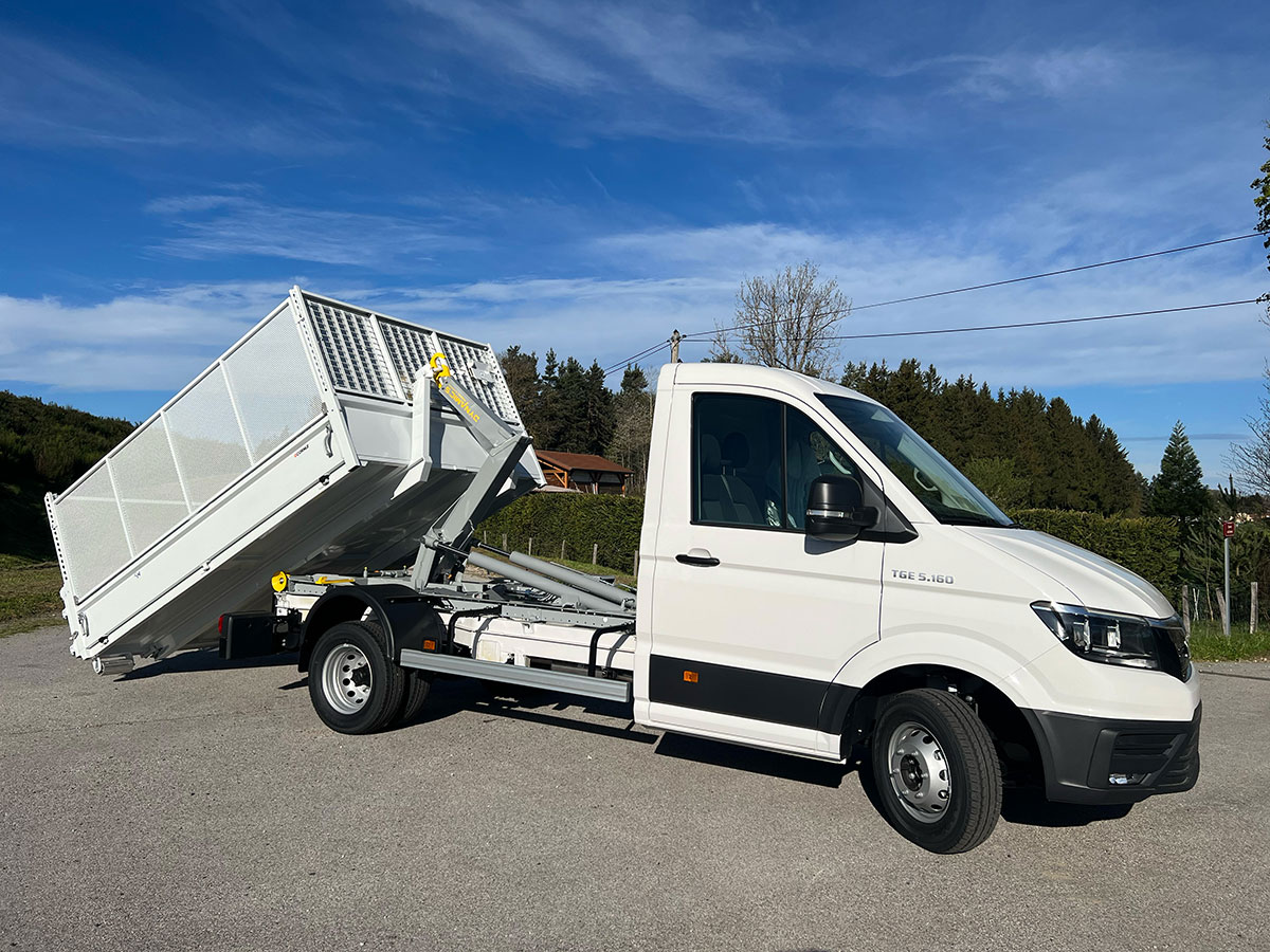 CHEZ-CORNUT-CARROSSERIE-INDUSTRIELLE-BRAS-HYDRAULIQUE-DYNAMICS-D30-man-tge-semi-depose-benne-sur-berce